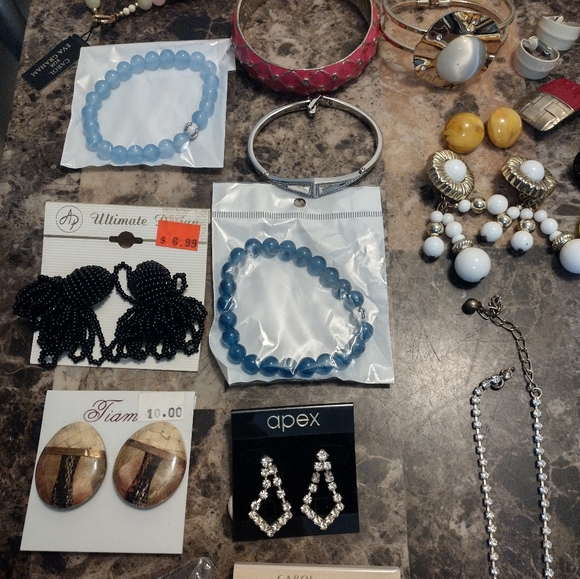 Jewelry Lot Necklaces, Bracelets, Earrings - Picture 1 of 8